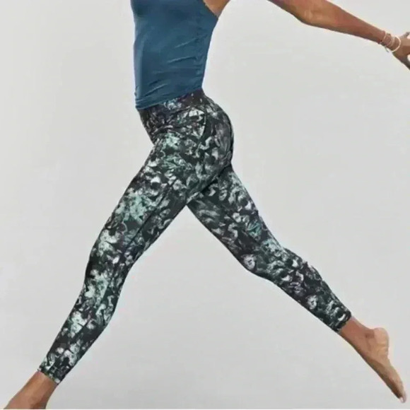 ⭐️ All in motion green and black leggings in size small - Picture 1 of 6